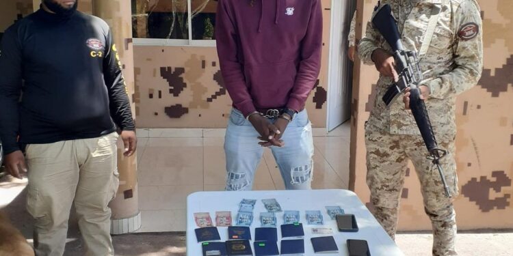 Migración detiene y somete a la justicia a dominicano con nueve pasaportes haitianos en Elías Piña