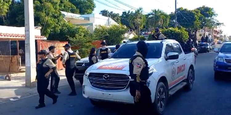 Intervienen sectores Capotillo, Guachupita y otros aledaños, tras enfrentamiento entre peligrosa banda y uniformados.  Video….