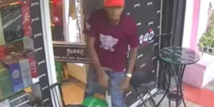 Joven estaba compartiendo en un liquor store cuando fue acribillado