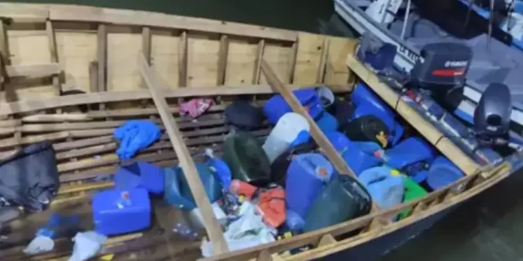 Armada detiene 78 personas por viaje ilegal