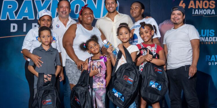 Raymond Rodríguez lleva útiles escolares  niños er diversos barrios Circunscripción #2 DN