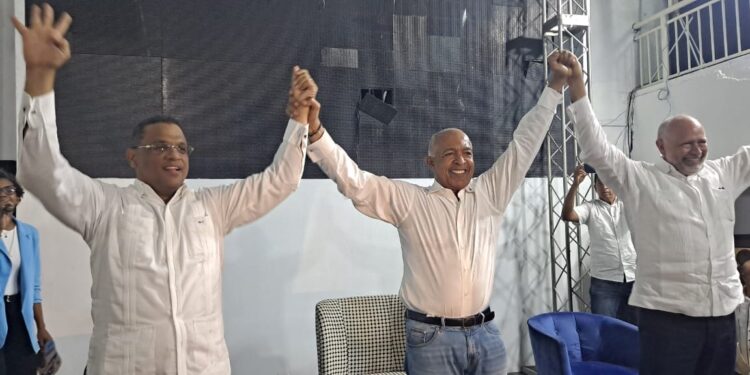 Merido Torres y Robert Arias pasan a apoyar la precandidatura de Bertico Santana