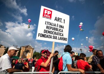 Decenas de miles de personas protestan en Roma contra la política económica y social de Meloni