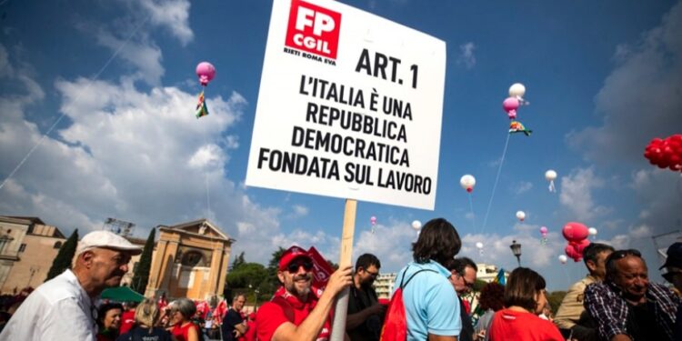 Decenas de miles de personas protestan en Roma contra la política económica y social de Meloni
