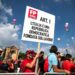 Decenas de miles de personas protestan en Roma contra la política económica y social de Meloni