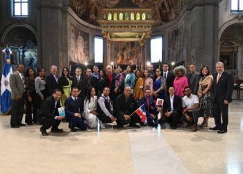 Miembros de la Asociación de Artistas Visuales participan en primera avocación de la Virgen de La Altagracia en Vaticano