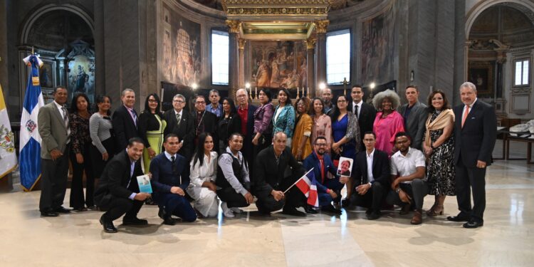 Miembros de la Asociación de Artistas Visuales participan en primera avocación de la Virgen de La Altagracia en Vaticano
