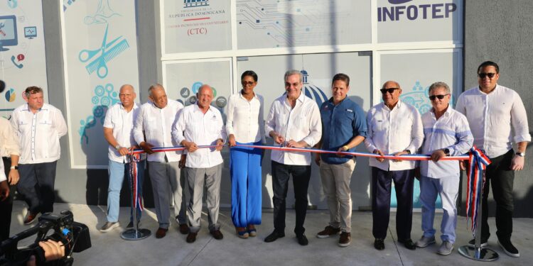 Presidente Abinader inaugura muelle turístico y pesquero Cabeza de Toro, un Hogar de Ancianos y un Centro Tecnológico Comunitario