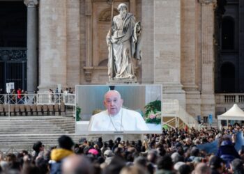 El estado del papa Francisco es bueno, no tiene fiebre y su situación respiratoria mejora