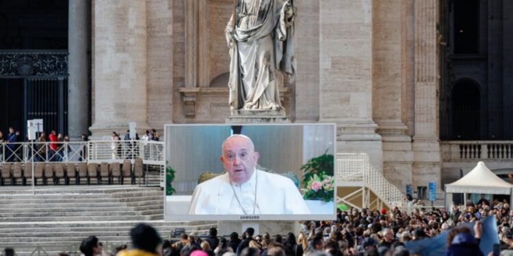 El estado del papa Francisco es bueno, no tiene fiebre y su situación respiratoria mejora