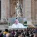 El estado del papa Francisco es bueno, no tiene fiebre y su situación respiratoria mejora