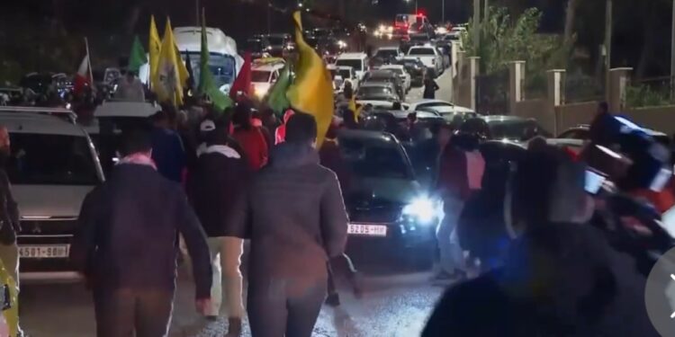 Más intercambios en el quinto día de una tregua que Israel también estaría abierto a ampliar