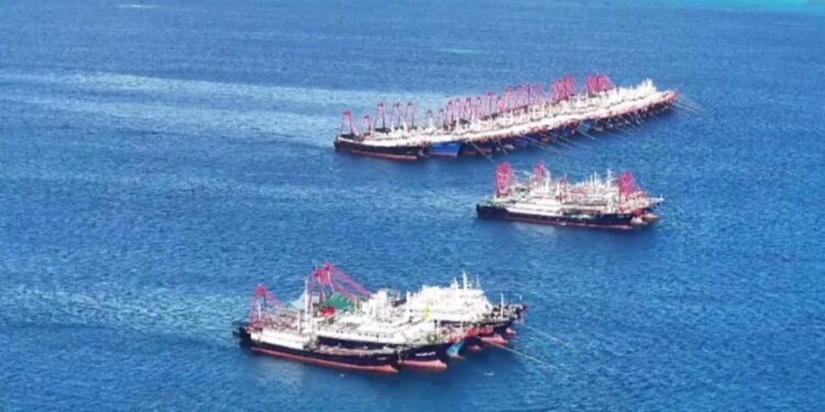 Filipinas acusa a China de invadir arrecifes en el Mar Meridional de China