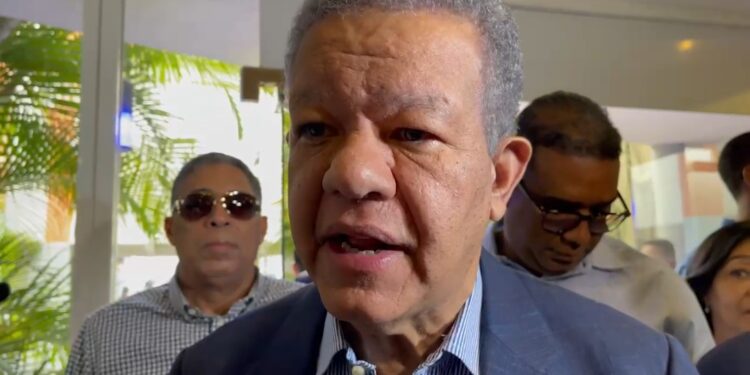 Leonel Fernández felicita al presidente electo del CARD, Trajano Vidal Potentini