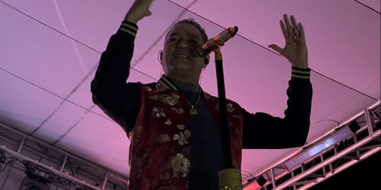 Frank Reyes “revienta de alegría” La Rotonda de Peralvillo en concierto
