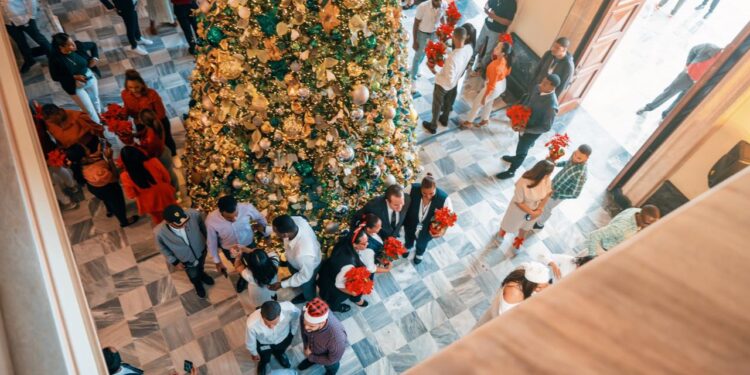 Con encendido de árbol dan apertura a los jardines del Palacio Nacional
