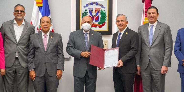 INESPRE entrega al Tribunal Constitucional el título de propiedad del edificio