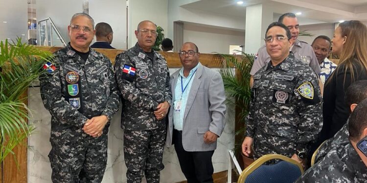 Director PN celebra encuentro navideño con miembros ACROPOL y periodistas que cubren la fuente policial