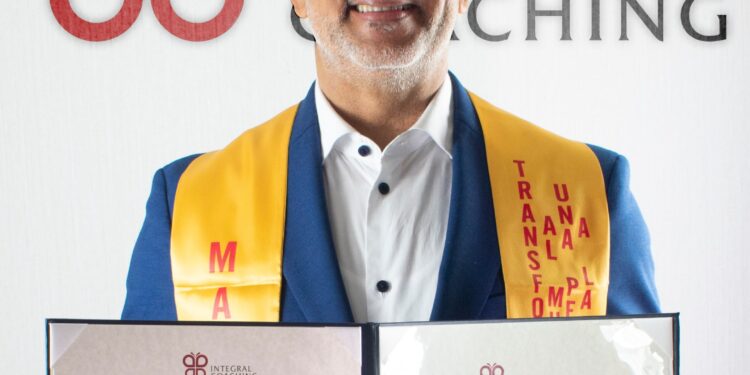 Médico recibe certificación internacional de Master en Programación Neurolinguistica