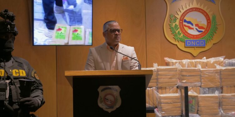 Frustran envío de 229 pawuetes de cocaína aPR; arrestan uno y buscan otro vinculados al alijo