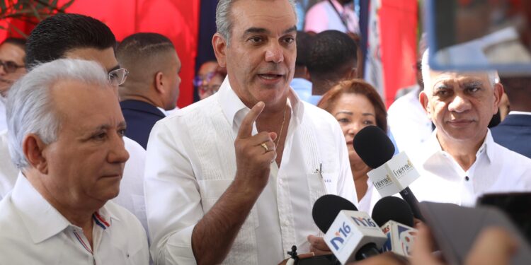 Presidente Abinader responde a la oposición: Dice sus denuncias son muestras de desesperación porque están derrotados