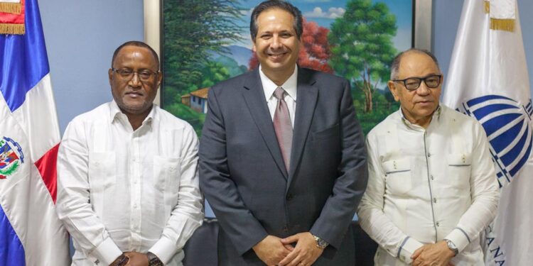 Ministro de Salud realiza acercamiento con autoridades sindicales