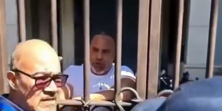 Momentos en que Ministerio Público incauta residencia de Micky López, investigado por Lavado de activo