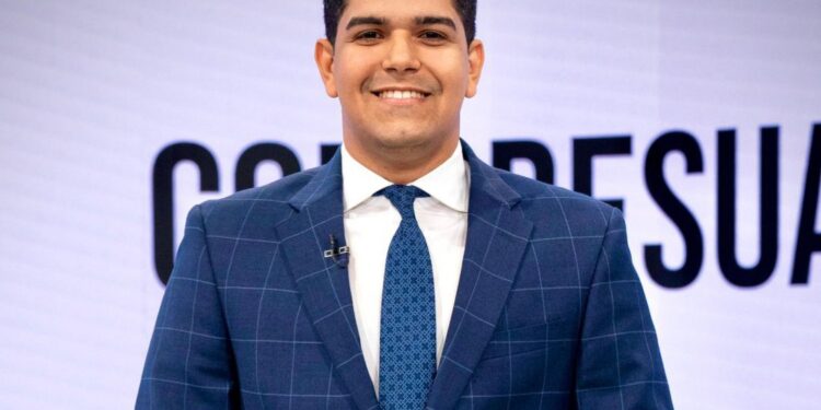 Candidato a diputado Haysel González presenta propuesta en intenso debate