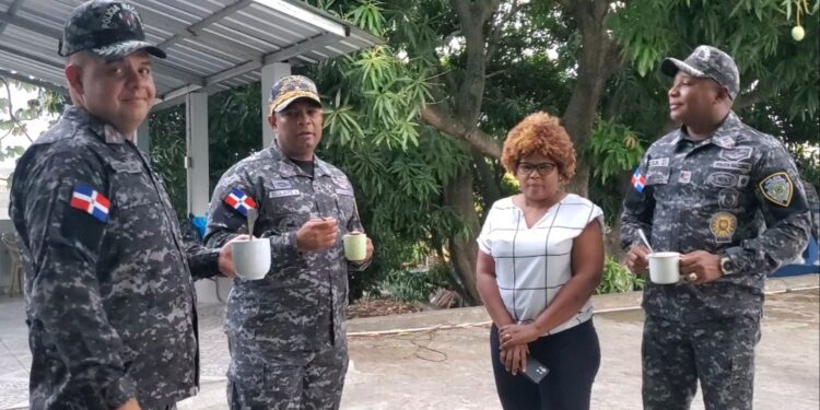 Para intencificar relaciones,&nbsp; Regional PN Santo Domingo Oeste, comparte habichuela con dulces  en Los Alcarrizos