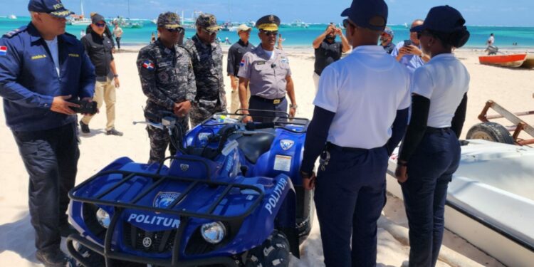 Director general PN supervisa trabajo preventivo policial Semana Santa 2024 en las provincias La Altagracia y Samaná