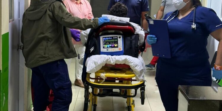 SNS informa menor de 15 años quemado en Salcedo es trasladado a Boston por gestión del Robert Reid