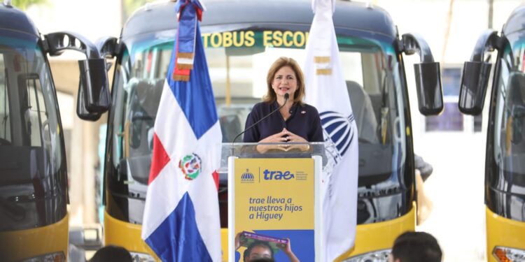 Vicepresidenta deja en funcionamiento el Sistema Nacional de Transporte Estudiantil en La Altagracia