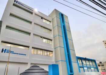 Con gran algarabía médicos, enfermeras y personal administrativo reciben del presidente Abinader remozado Hospital Materno Dra. Evangelina Rodríguez