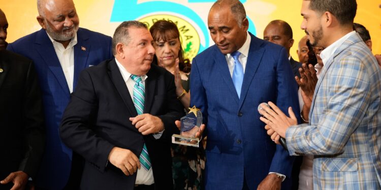 COOPNAMA reconoce aportes al sector cooperativo del profesor Julito Fulcar