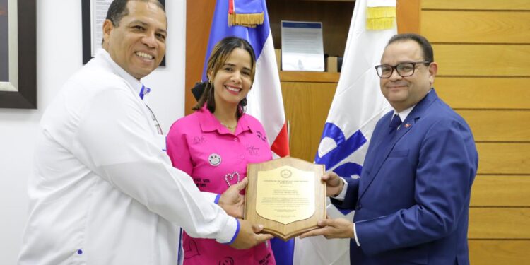 Gerente General EDEESTE recibe reconocimiento por&nbsp; la comunidad de San Luis
