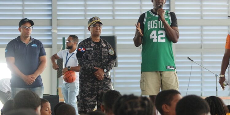 Tito Horford realiza clínica deportiva a niños del Nuevo Domingo Savio a través de PN y programa “De Vuelta al Barrio”