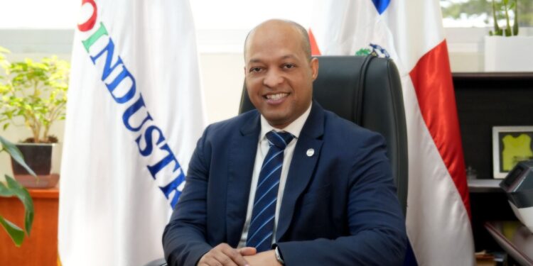 Raymond Familia anuncia salida de subdirección técnica de Proindustria