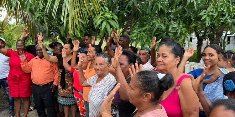 Candidato a senador Juan Mercado recibe apoyo de mujeres del PRM en sector Mendoza