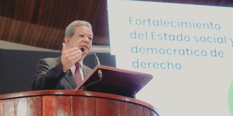 Leonel plantea las transiciones digital y energética que requiere RD