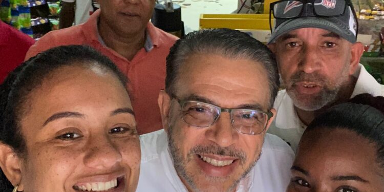 Guillermo Moreno recibe apoyo en el Simón Bolívar en “mano a mano” con la gente