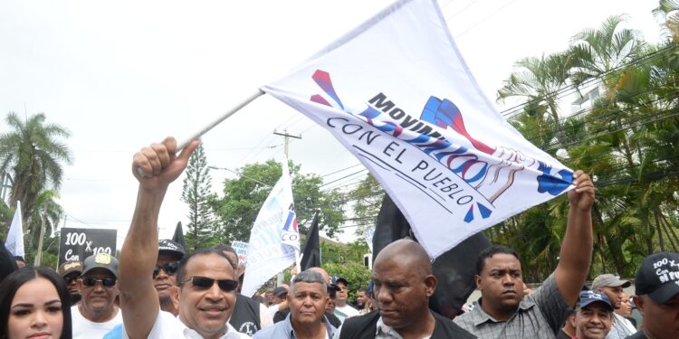 Choferes y transportistas se movilizaron hoy en el Cibao por el Día de los Trabajadores exigiendo reivindicaciones