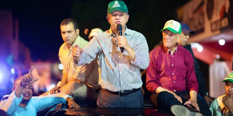 Leonel deplora presencia de barcazas en Playa Los Negros de Azua