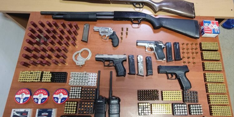 Durante allanamientos PN y MP confiscan armas ilegales, rifle, municiones y otras evidencias