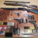 Durante allanamientos PN y MP confiscan armas ilegales, rifle, municiones y otras evidencias