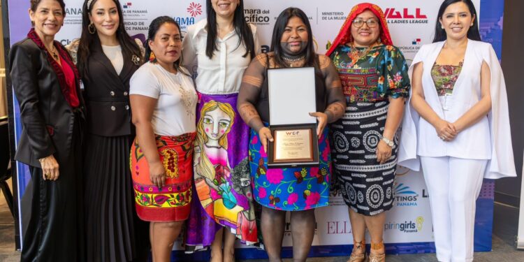 Internacionalista Jessy Sánchez resalta a RD moderando panel “Mujeres con alto impacto en la política regional” en Panamá