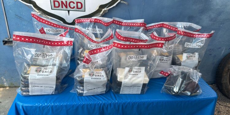 Interceptan vehículo en peaje Autopista del Coral arrestan tres hombres y ocupan 64 paquetes de cocaina