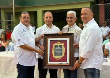 Asociación de Softball de Sánchez Ramírez reconoce al presidente del Senado Ricardo de Los Santos