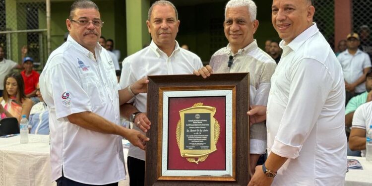 Asociación de Softball de Sánchez Ramírez reconoce al presidente del Senado Ricardo de Los Santos