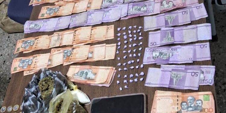 Desarticulan punto de drogas en Nagua y apresan tres hombres