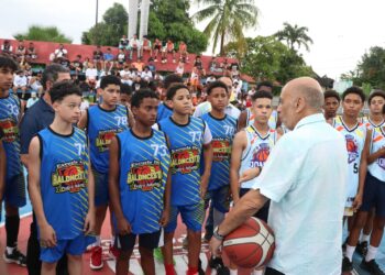 Más de 240 jóvenes de 20 clubes de Baloncesto se disputan la copa U15 en La Vega
